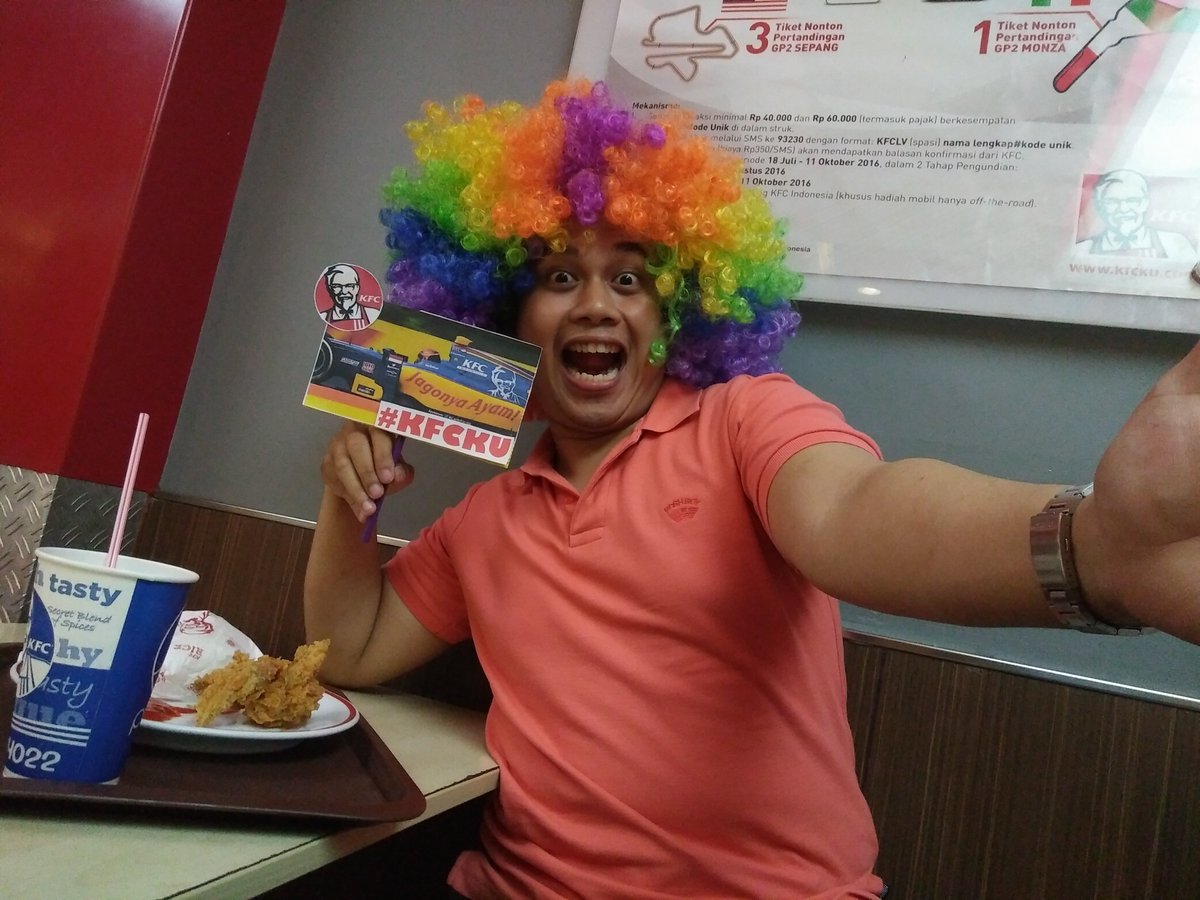YogaDimasC's tweet photo. Serunya nonton Sean Gelael di Sepang sambil makan ayam kfc :D #kfcku @TeamJagonyaAyam https://t.co/NOqwDHBnGB