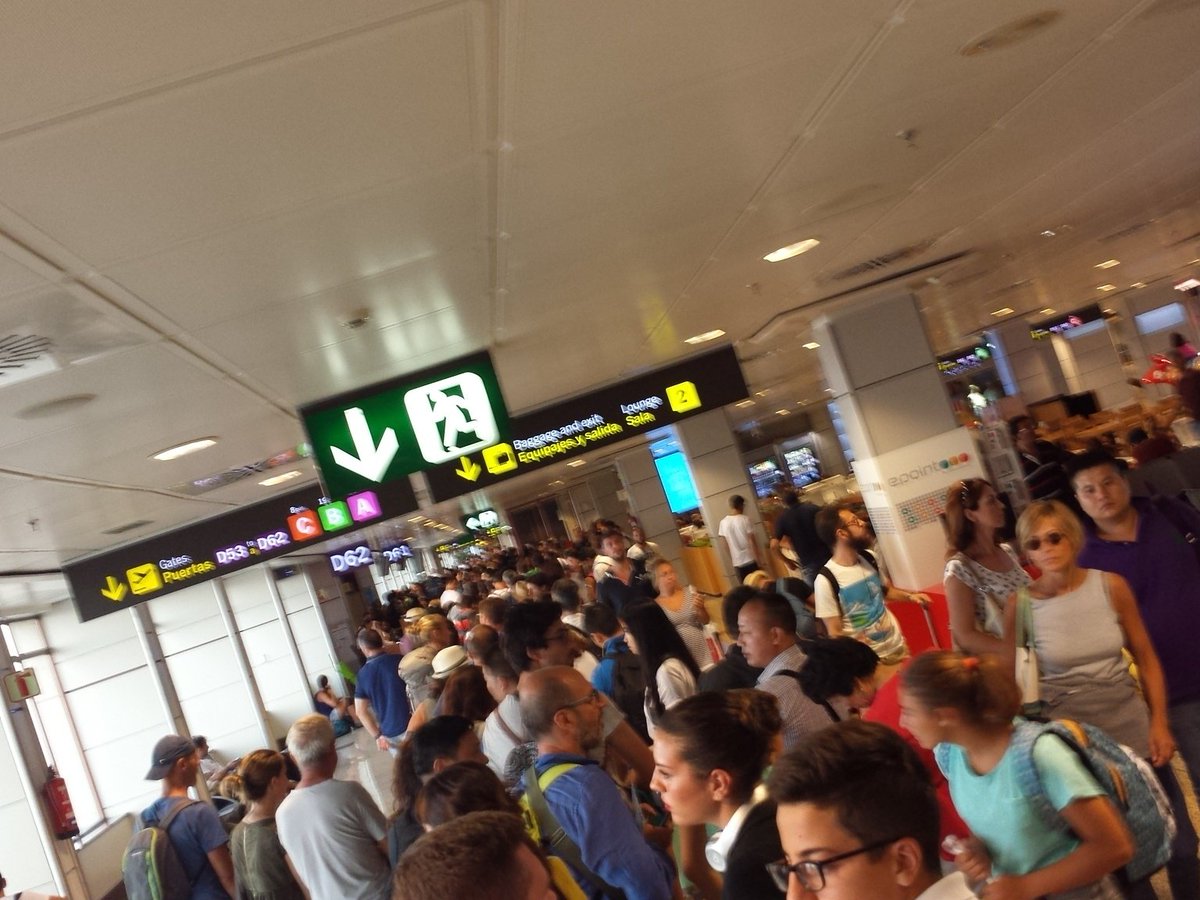 HSR_audio's tweet photo. @Ryanair definitely the worst company in the air. Thank you. @AeroBarajas #gatewar #caos #TwittaUnBacio @easyJet https://t.co/KMmmpru56V