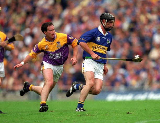 NafiannaClonard's tweet photo. “@Clonard_Gaa  : T. Dunne evades Adrian Fenlon without his hurl during drawn semi final of 2001 All Ireland SHC https://t.co/Gp1QKNv7fb”