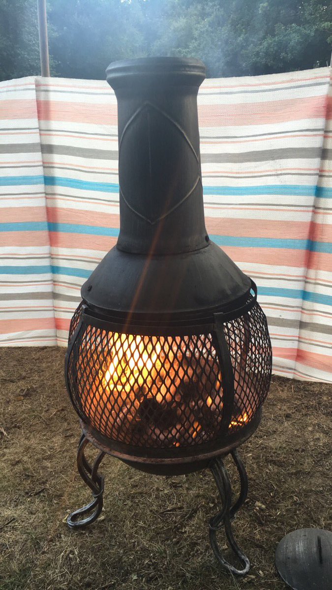 LauraHobbs2's tweet photo. Forest walks and camp fires! 👭🏕🔥 https://t.co/8xQFTBGjLR