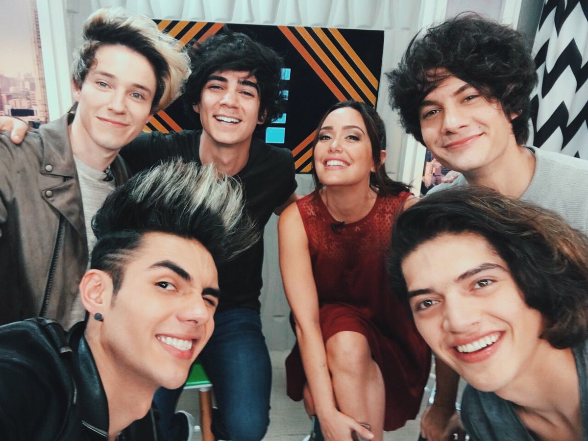 CD9's tweet image. Qué gusto verte de nuevo @carlamedina. ¡Gracias @EonlineLatino #LiveFromELatino por la invitación!