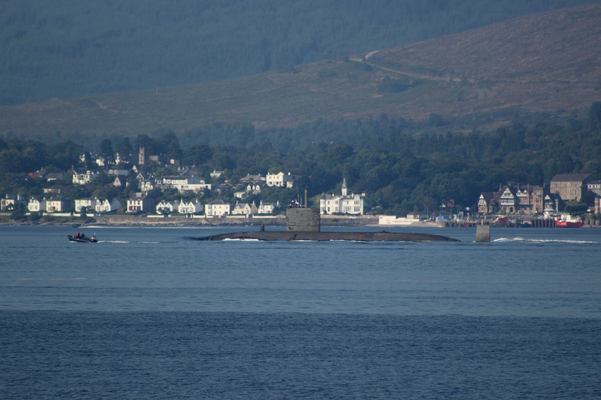NavyLookout's tweet photo. Via @ArgyllSeaGlass
Trafalgar class submarine on Loch Long today, heading out after leaving Coulport https://t.co/97j2h7AzyR