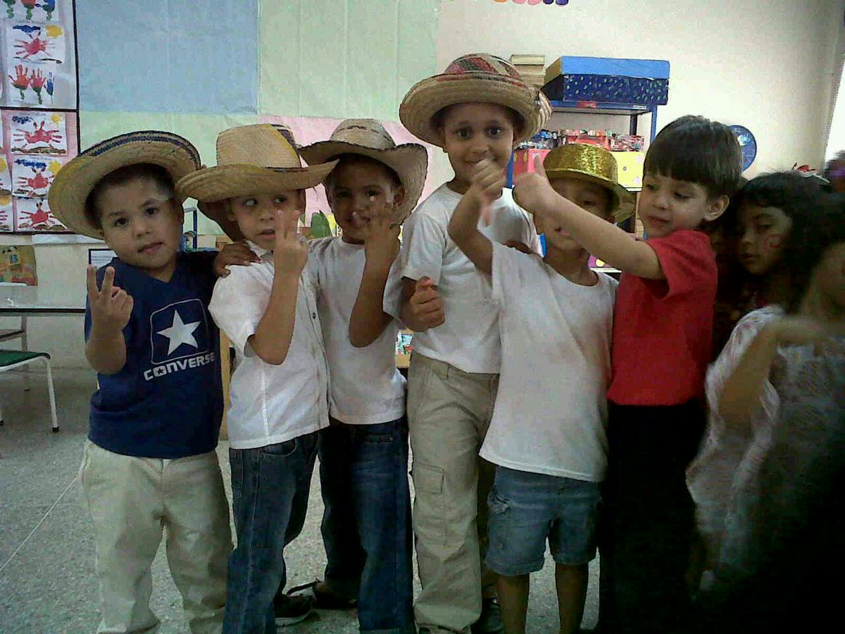 fundasimonzulia's tweet photo. Nos esforzamos por dar ofrecer  educación de calidad gracias al presidente  @NicolasMaduro https://t.co/u4lLK4igW8