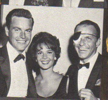 DocSanchezG's tweet photo. #FrankSinatra se lesionó el ojo durante la filmación de #KingsGoForth #Ojos #SaludVisual @NancySinatra https://t.co/cI1n64Q7YY