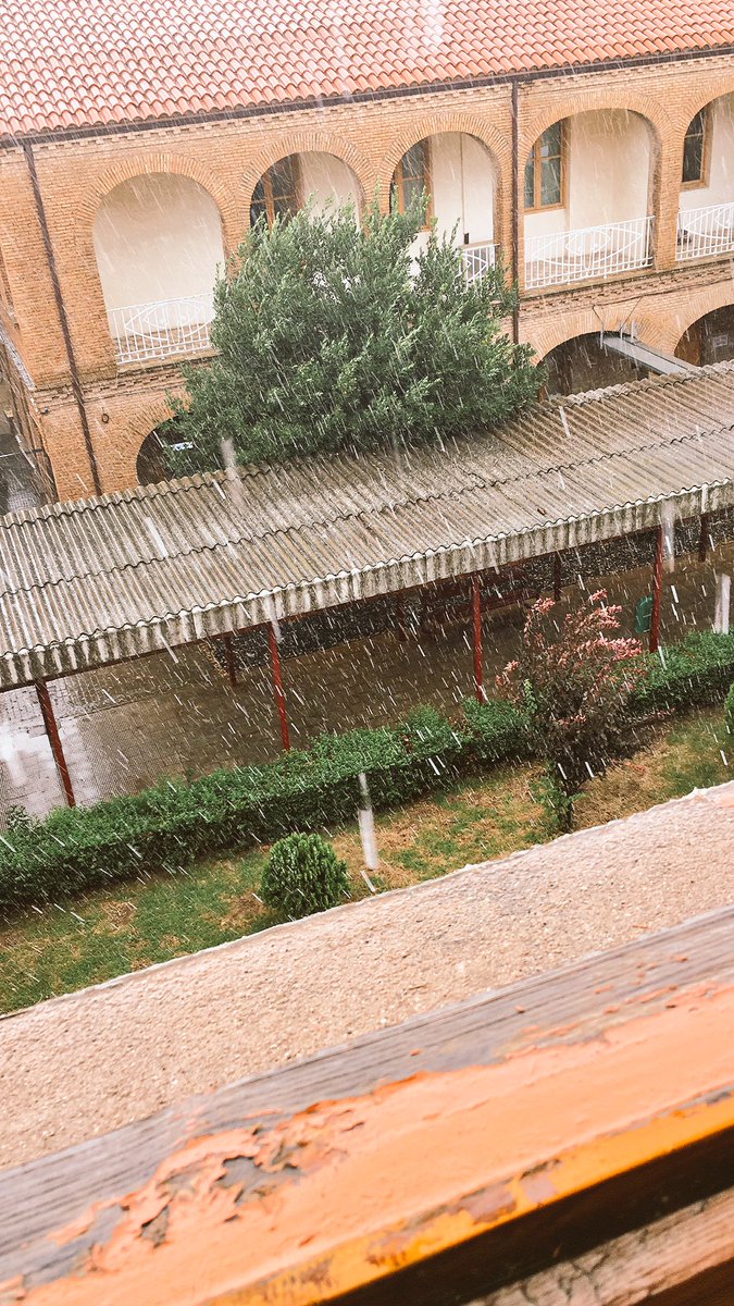trinikini's tweet photo. Pues va a ser que llueve!! 
#veranoaguantaunpocomas #quierorayosdesol #dosdias #cuentatras https://t.co/VnU7uHV9dP