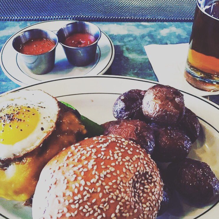 sekendsun's tweet photo. looking for a Tuesday pick me up? grab a @cptlawrencebeer #hopcommander and [a good burger] for just $10 🙌🍔🍺 https://t.co/L3IxJ0SM2Q