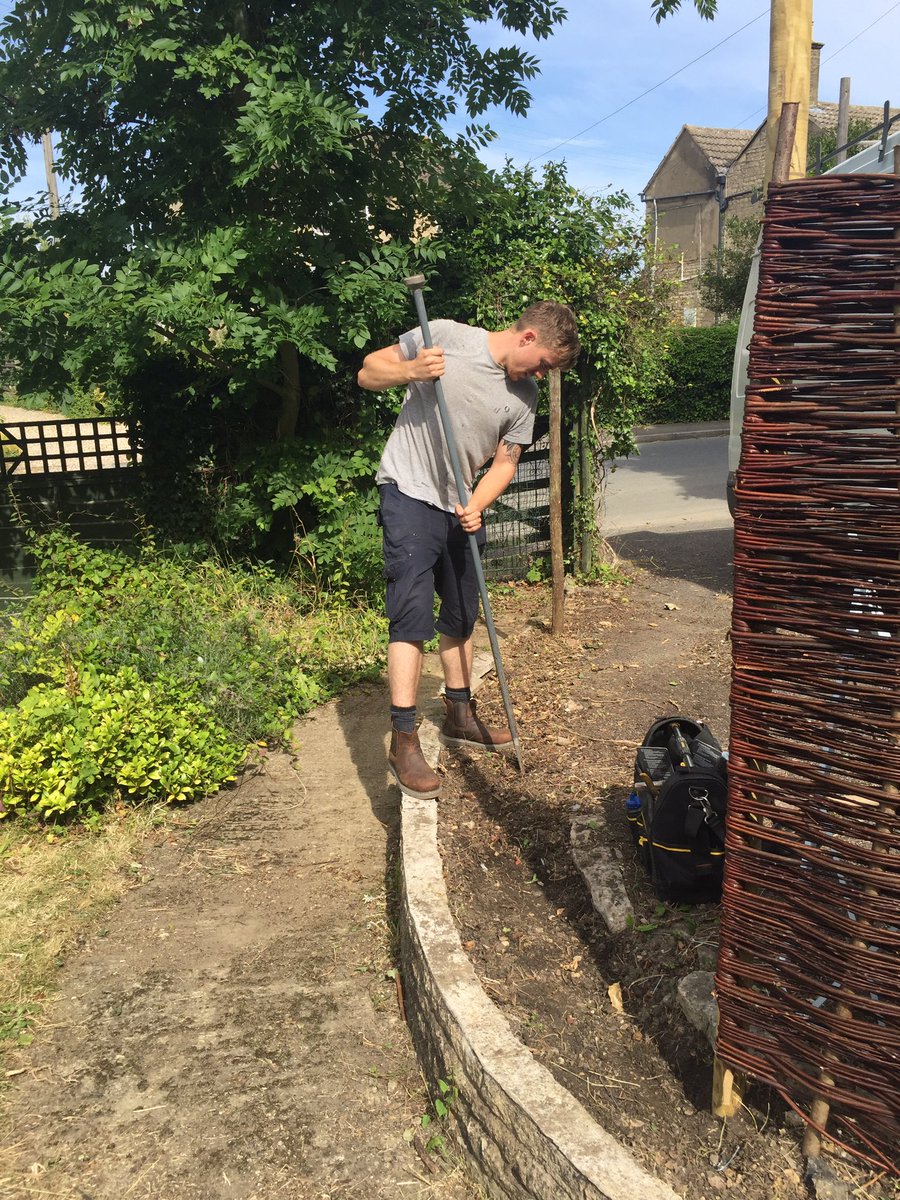 UnderFlowerPot's tweet photo. Beautiful day for fencing #gardening #summertime #undertheflowerpot https://t.co/gq8HeeoQ76