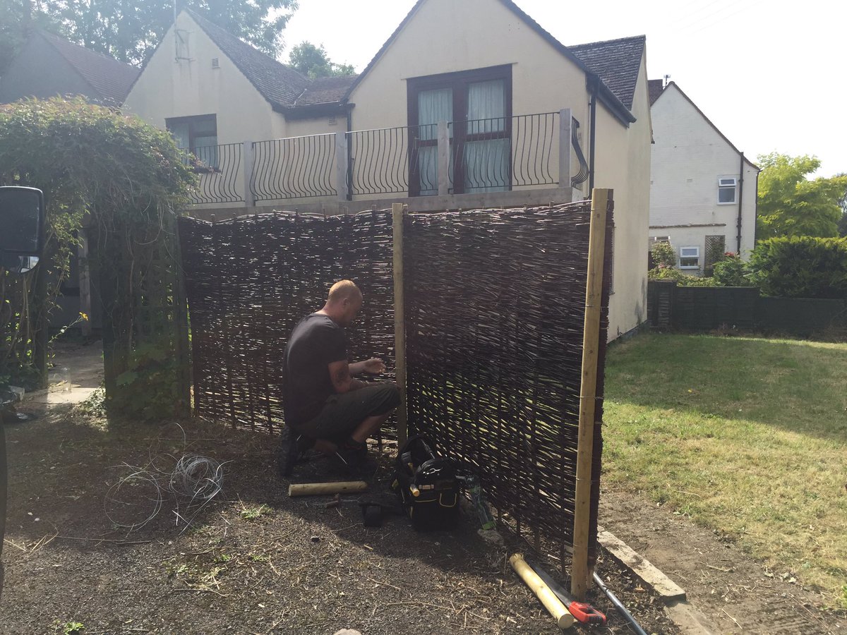 UnderFlowerPot's tweet photo. Beautiful day for fencing #gardening #summertime #undertheflowerpot https://t.co/gq8HeeoQ76