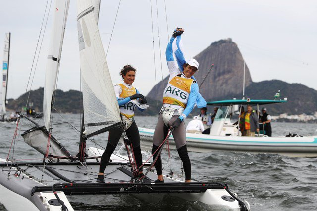 juegosolimpicos's tweet photo. ¡Qué festejo! Todo es alegría en #ARG con la medalla de #Oro en #Vela gracias a Santiago Lange y Cecilia Carranza https://t.co/sYJdysxnLI