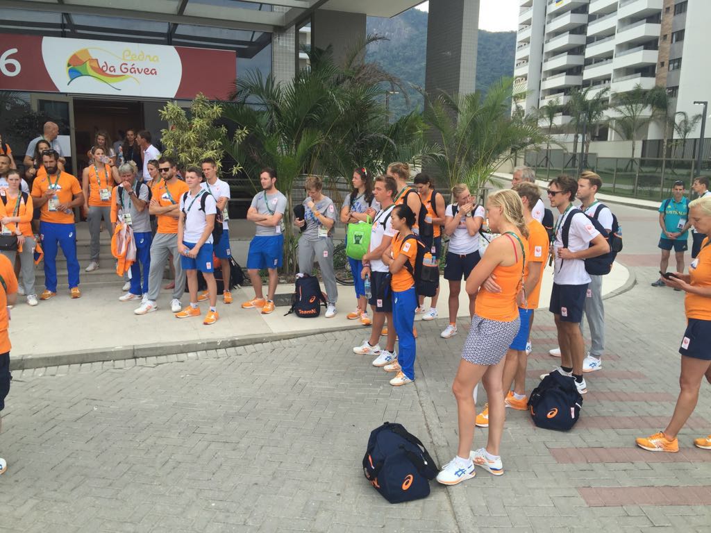 Passagiers Terugvlucht 1 toegesproken: 'Samen hebben we medailles gewonnen en samen blijven we ze winnen.' #TeamNL