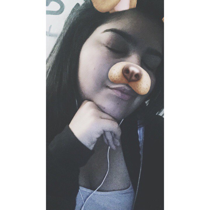 kimmy2brazy's tweet photo. ✨😄Makemesmile.Come chat with #livemeI'm bored at school Kim♛’s #onairnow~ https://t.co/3MK7HfU4w1 https://t.co/MZPxRlwxJI