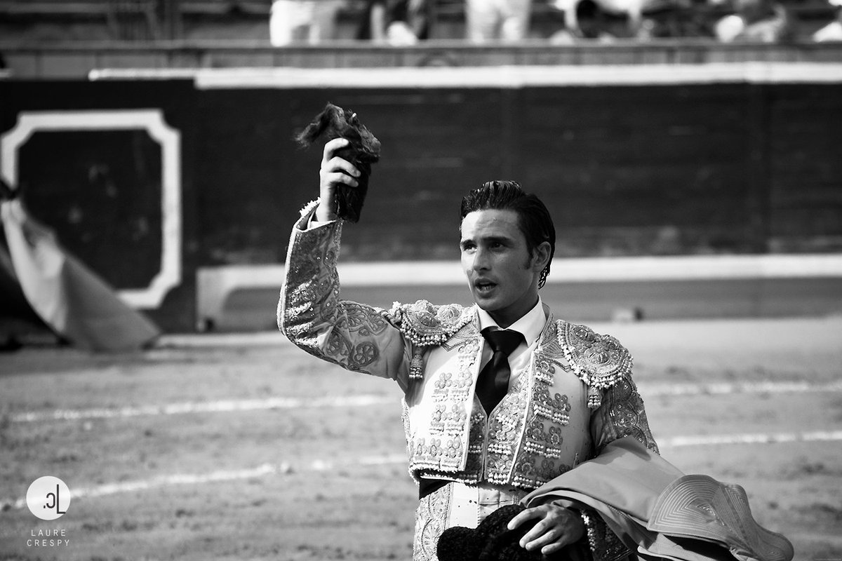 Sensacionales naturales de <a href="/AAguilarmatador/">Alberto Aguilar</a> en #Tafalla con el primer toro de #DoloresAguirre. Oreja de mucho peso!