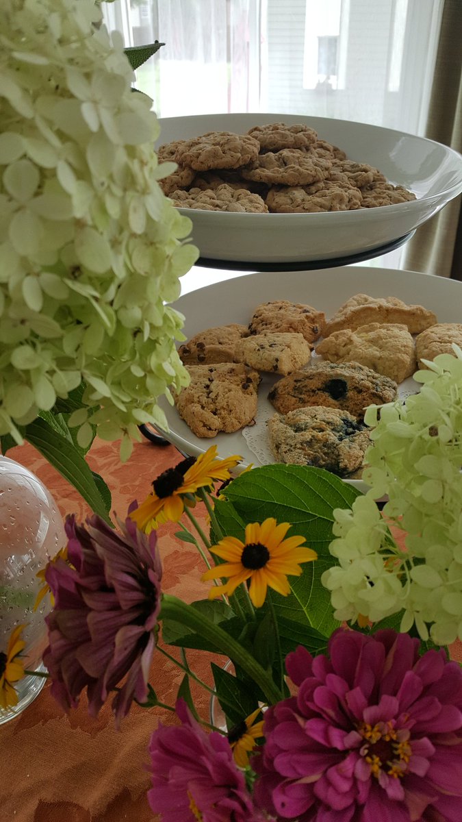 PrairieGHouse's tweet photo. We like to make it pretty at our OPEN HOUSE party for friends &amp; neighbors! https://t.co/hulbz2GMVp