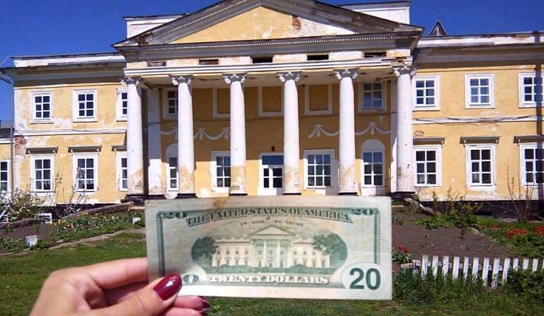 OneTwoUa's tweet photo. Это черноминская сельская школа (Винницкая область).

Именно она изображена на двадцатидолларовой купюре. https://t.co/wBgLPC1CvW