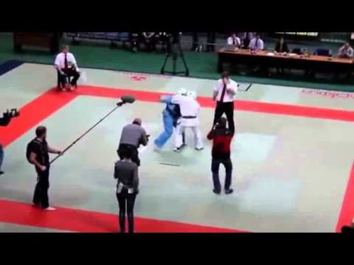 Olaylı Karate Maçını Bileğinin Hakkıyla Hakem Kazanıyor ift.tt/2aYthFm