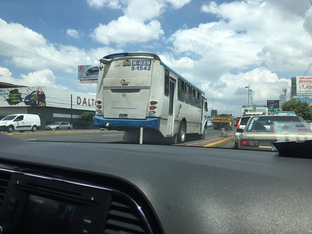 roxyldelatorre1's tweet photo. @MovilidadJal @Trafico_ZMG por carriles centrales de Av. Vallarta que lindo el https://t.co/CSC575gRGu