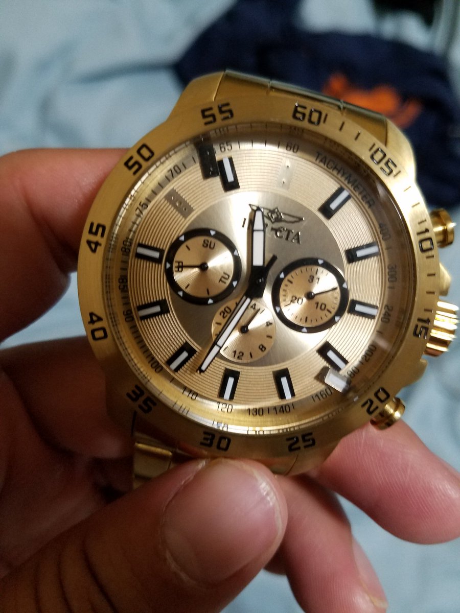 Shelifts14's tweet photo. @worldofwatches please tell me how this happens less than a year of ownership... 😑 #NeverDropped #WatchBoxKept https://t.co/cQkBoqb32y