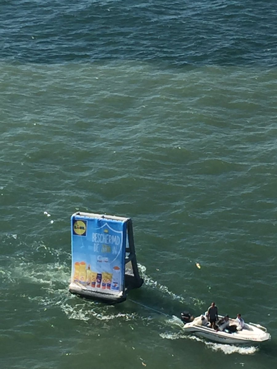 ronaldvwanrooij's tweet photo. @Denniskuh1896 @013mark @ivovdheijden @daverendv ze maken zelfs op zee reclame voor die nieuwe lidl #heyhoef 😂 https://t.co/FtiRJQvdZk