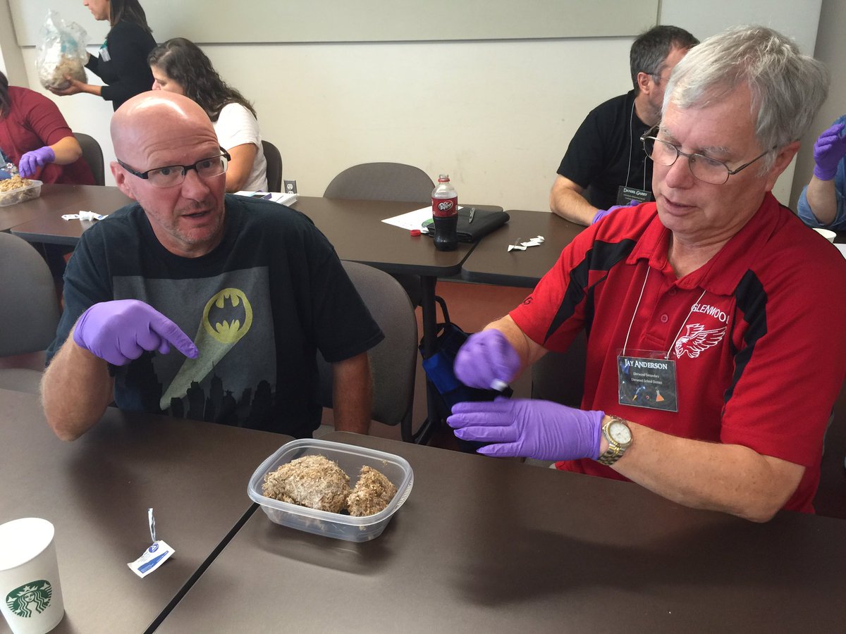 SLSSW's tweet photo. @ESD112 Science teachers making mushroom materials in green chem class #sciencesummit @beyondbenign https://t.co/hnZ6zlqEen