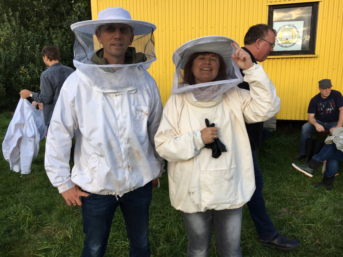 SFKolding's tweet photo. @HolmerHans &amp; @MF_K_Lorentzen på biavlerskolen i #Vamdrup. Vigtigt at sikre flere blomster til bierne #kompoldk https://t.co/yc7BettZQo