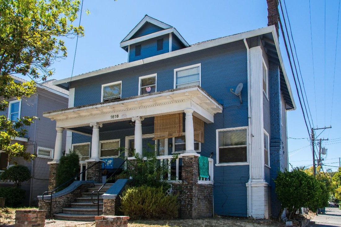 SacNewsReview's tweet photo. The Midtown house faces demolishment unless city designates it as a historic landmark.
https://t.co/cNu2STMFil https://t.co/cRV0B24awI