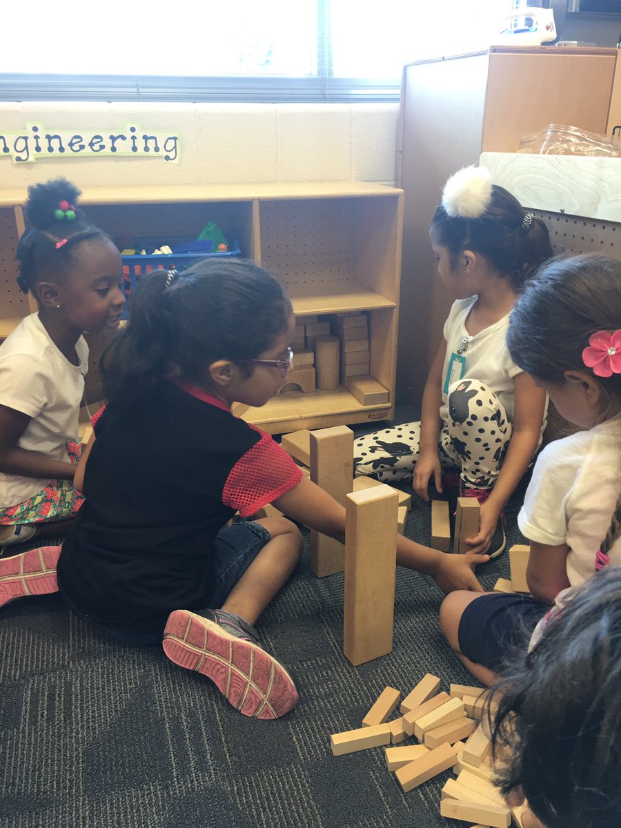 What an exciting day. Kindergarten students r here! @Buffaloes_SMSD <a href="/Mrs_E_Taggart/">Emilie Taggart</a>