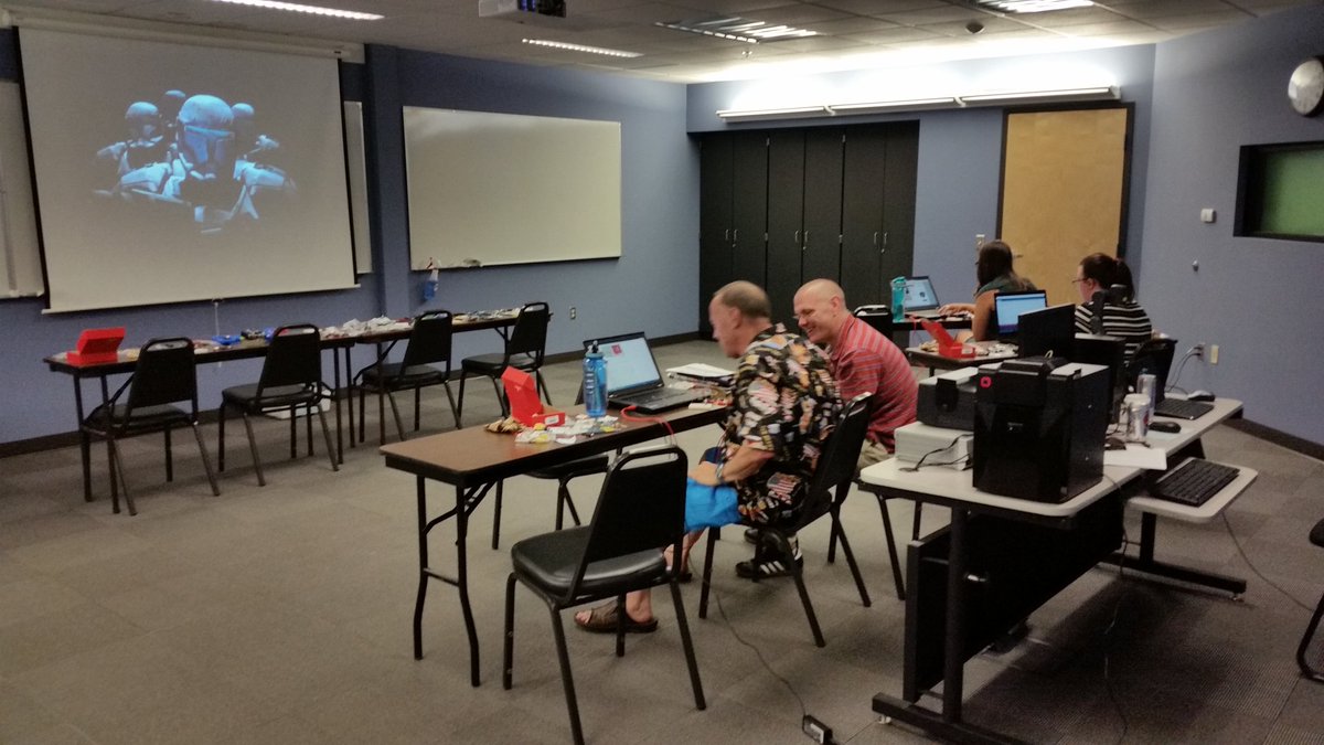 jrandymac's tweet image. @PFRboy teaching Introduction to @arduino @oregoncsta #superquest