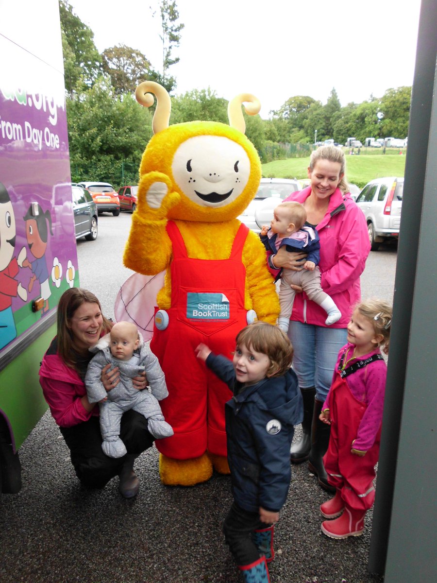 EYArgyllBute's tweet photo. Bookbug &amp; Bessie bumped into our Head of Service at the Mid Argyll Show @Garvachy11 @Bookbug_SBT @playtalkread https://t.co/o4KT0oeww7