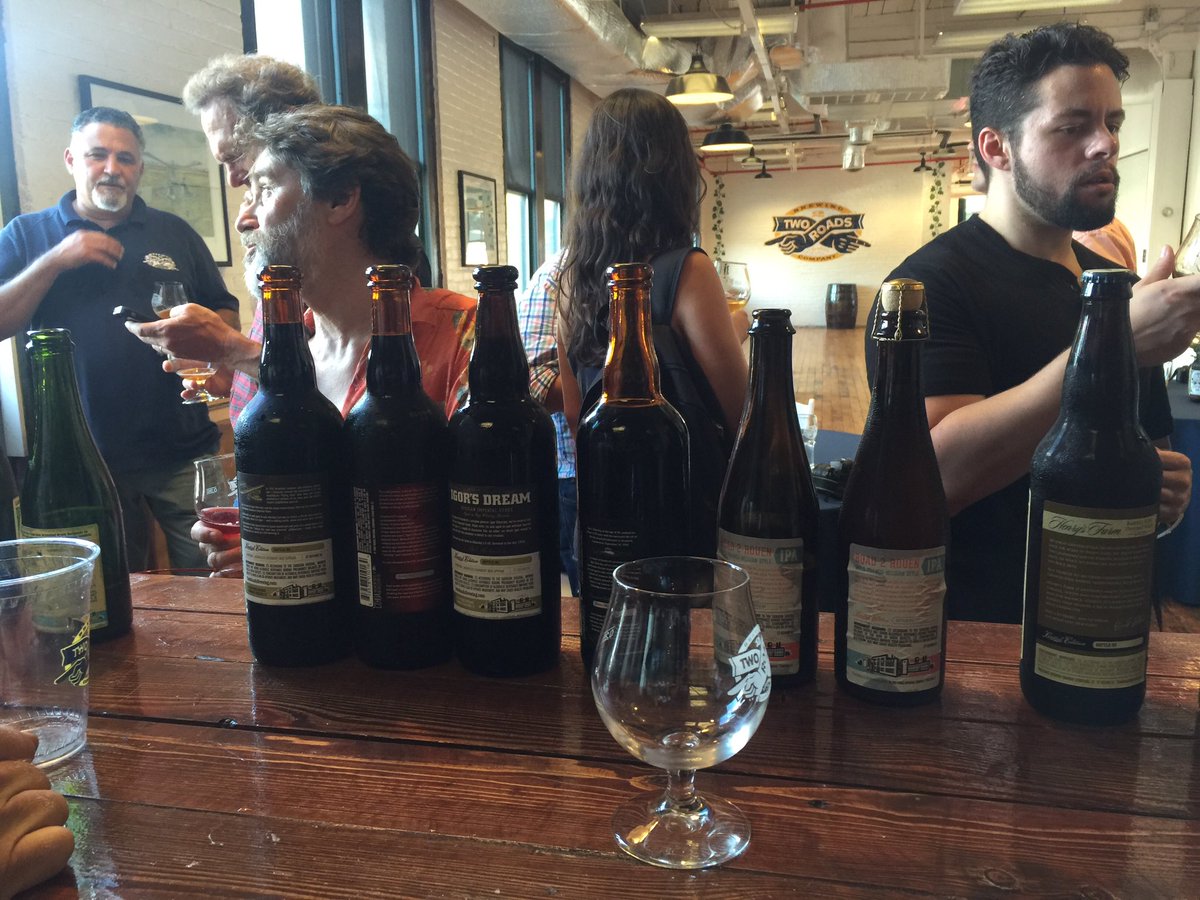 2RoadsBrewing's tweet image. Hop picking, vault drinking and good eating today with our beer writer friends