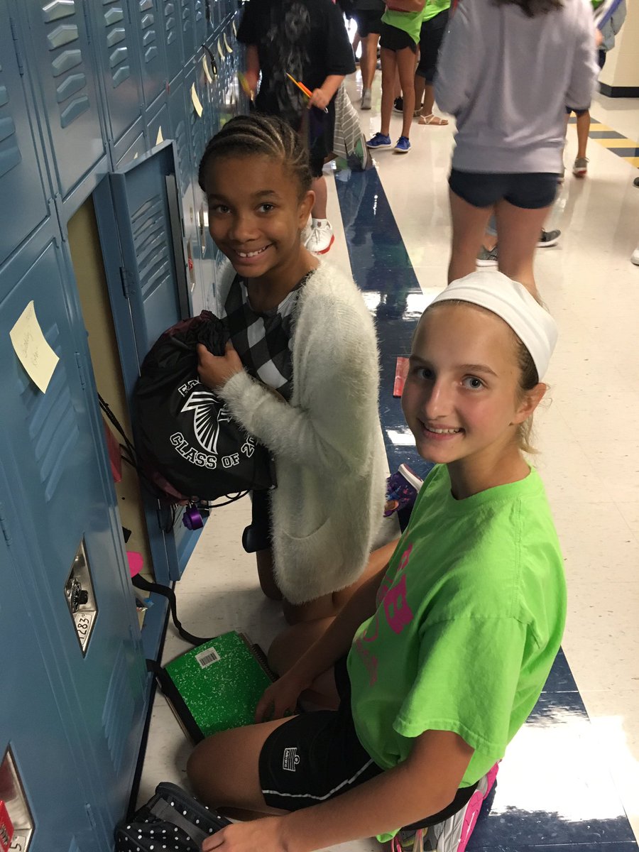 MeldrumSuz's tweet photo. Thank you wonderful web leaders! You really helped our 6th graders feel comfortable. @RSMSPrincipal #RSMSrocks https://t.co/qpMiPuM68J
