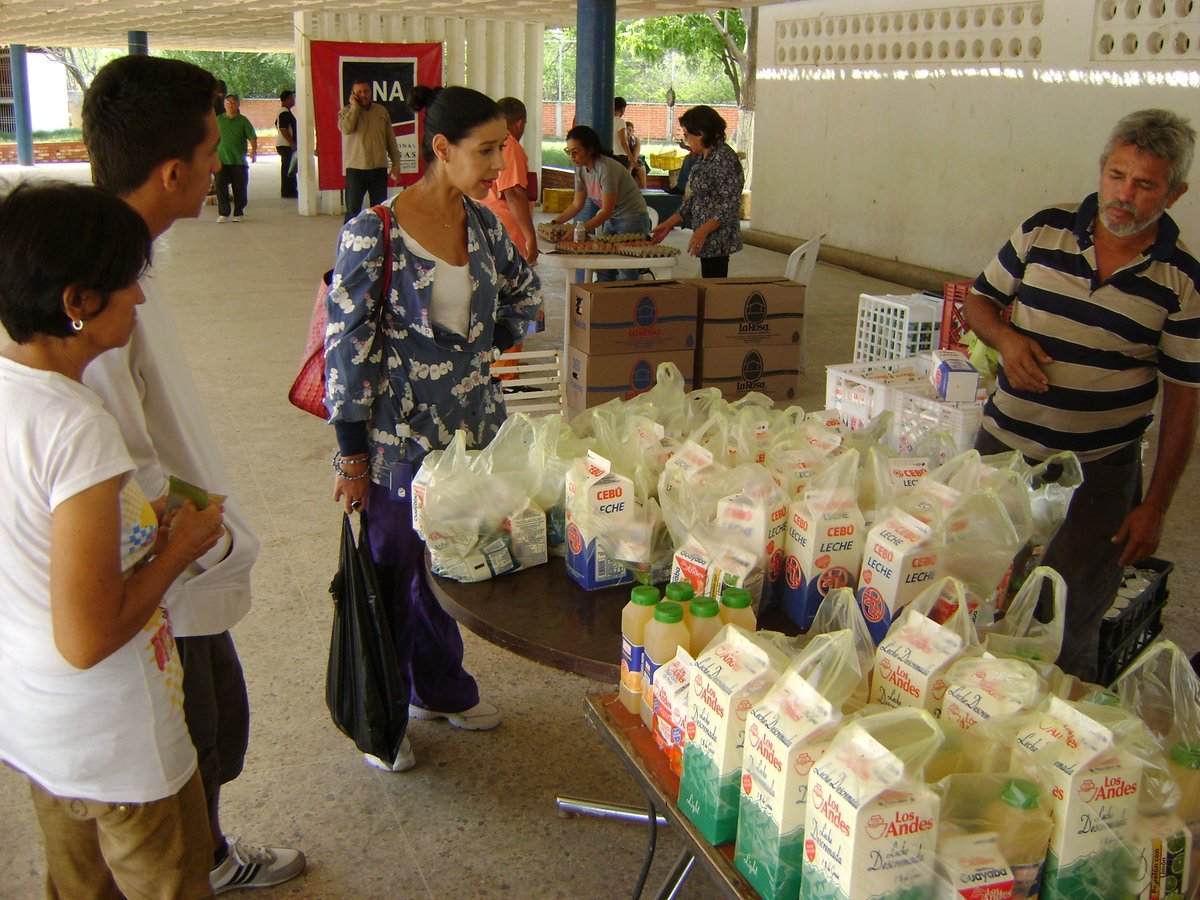 fundasimonzulia's tweet photo. En la sede de la ONA, en Maracaibo, se  han promovido la venta de productos a precios solidarios https://t.co/We65s1J8ER