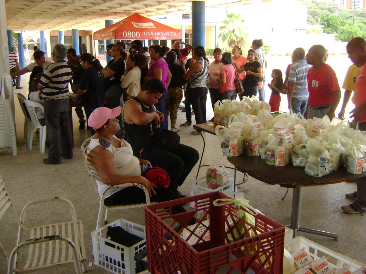 fundasimonzulia's tweet photo. En la sede de la ONA, en Maracaibo, se  han promovido la venta de productos a precios solidarios https://t.co/We65s1J8ER