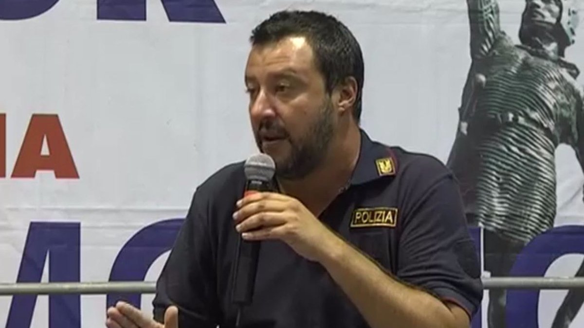 MediasetTgcom24's tweet image. Salvini indossa di nuovo maglia polizia: "Presto anche cc e vdf" #MatteoSalvini mdst.it/02a3026152/