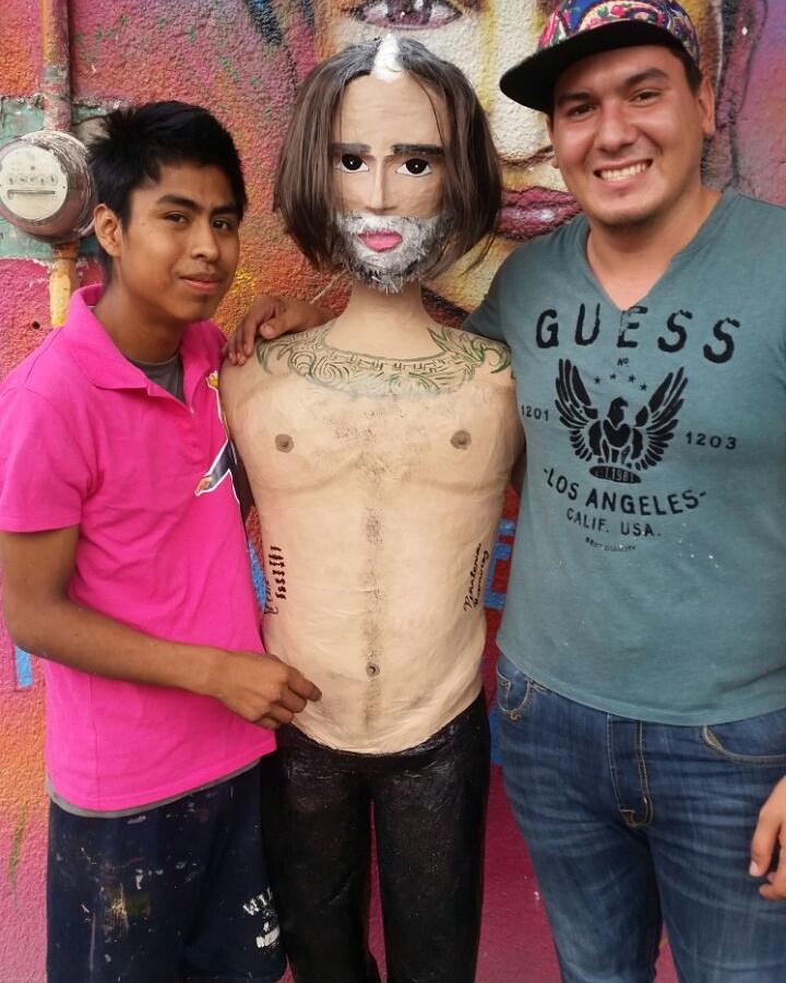 luis8mty's tweet photo. Ahora en #Reynosa   #AlejandroFernandez le toco ser piñata en #PiñateriaRamirez vía @dalton_cjon https://t.co/sJV4hY4tft