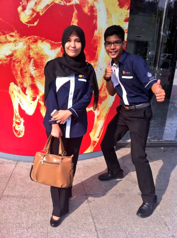 IdaNurdiyana's tweet photo. throwback zaman 2nd year yang putih sikit &amp;&amp; kurus sikit time cari sponsor #TEC14👌🏻 https://t.co/t9p1zVdzBD