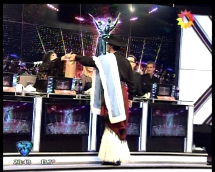 ¡Qué hot! <a href="/Moria_Casan/">Moria Casán</a> le dice a <a href="/FerrCarrillo/">FERR</a>: ¡Bueno, dame papi... (el regalo)!