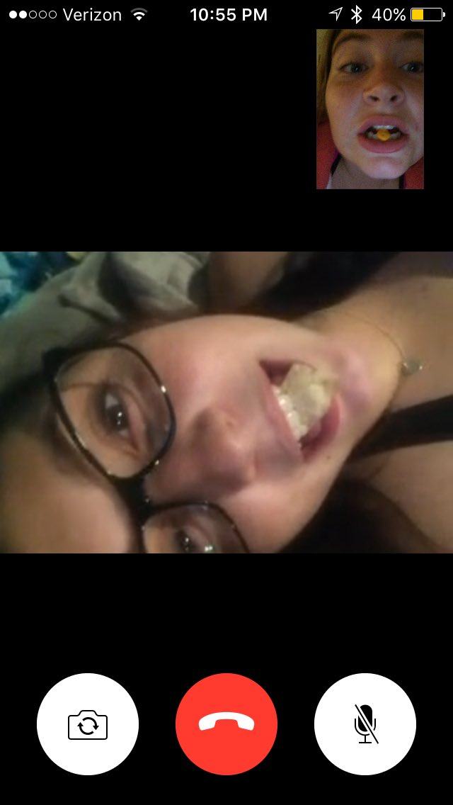 itsjustjordie's tweet photo. only true friends FaceTime and eat food instead of packing for college https://t.co/giM1FcdWlI