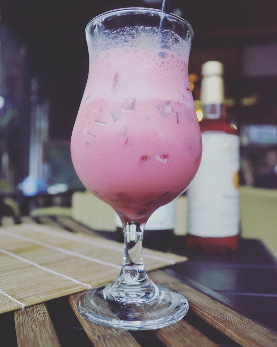 Lhost_cafe's tweet photo. Si manis yang satu ini udah bikin kamu jatuh cinta beyum? ICE RED VELVET CAFFE JELLY segerr :D #LhostCafe https://t.co/2k06h4NPY4