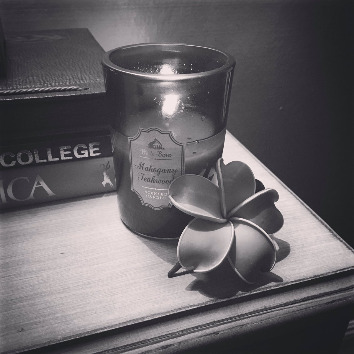 RoomResolution's tweet image. #tranquiltuesday 💜 #interiordesign #candle #hawaiiflower