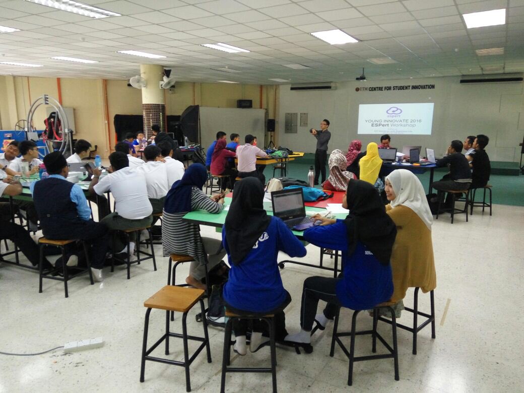 uvoin_buils's tweet photo. #IoT workshop with #ESP8266 EspressoLite V2 at UTM Skudai as part of Young Innovate Malaysia programme https://t.co/R3RLSQ3yJm