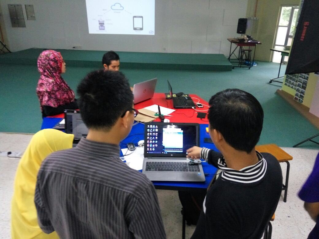 uvoin_buils's tweet photo. #IoT workshop with #ESP8266 EspressoLite V2 at UTM Skudai as part of Young Innovate Malaysia programme https://t.co/R3RLSQ3yJm