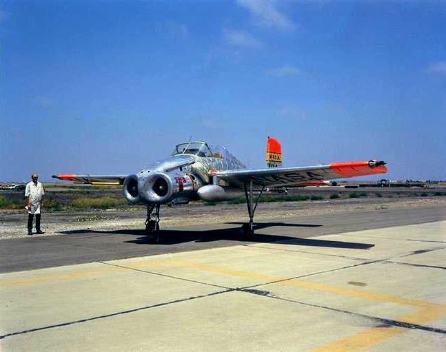 heikihenken's tweet photo. X-14　イノシシみたいな鼻面しやがってブッサイクだなぁ。50年代の垂直離陸の実験用飛行機だが、ジェット噴射を下に向けて上がるための仕掛けをお腹に用意するためにエンジンを鼻先につけたらこうなった。実験機はデータとれればそれでいいから https://t.co/g8Q6M4aIsN