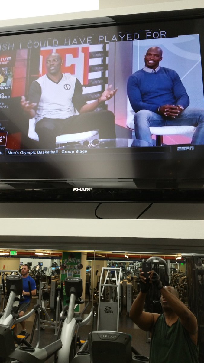BroTeeRadioShow's tweet image. @terrellowens &amp;amp; @ochocinco can still play and run circles around some of the young guys in the NFL!  #signthem