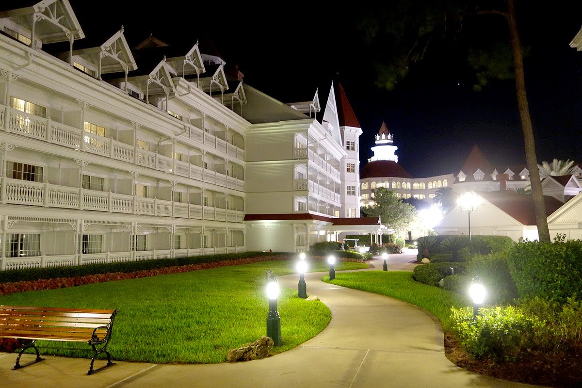 ヒロ Wdwの最高級ディズニーホテル ディズニー グランド フロリディアン リゾート スパ 夜になってから静かなリゾート内のお散歩もなかなか素敵ですね Mnwdw