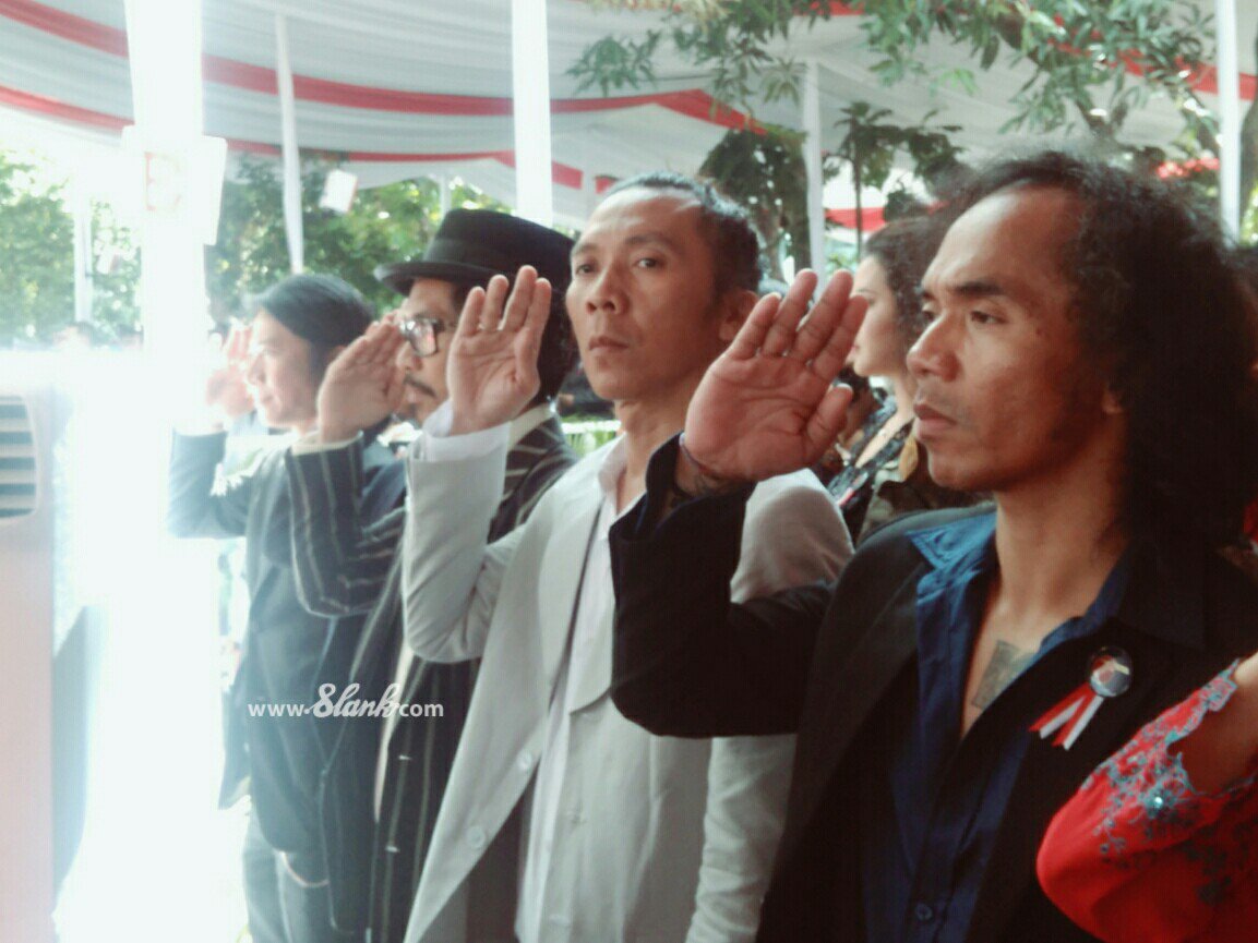 slankdotcom's tweet photo. Sebelum #ngeSlankRameRame, ikut Upacara Peringatan Kemerdekaan #RI71 dulu! https://t.co/LhASBJWs79