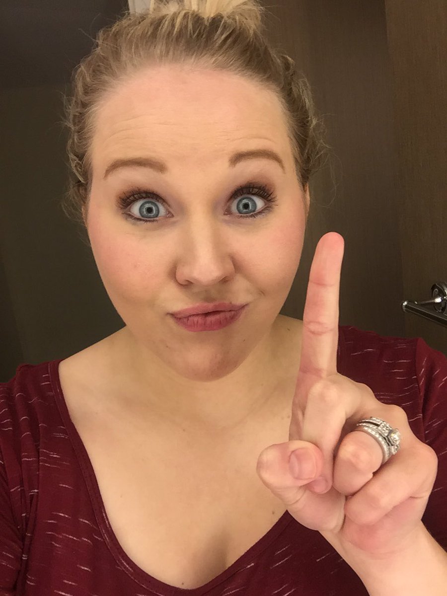 brynaethompson's tweet photo. Wait hold up a second. Did someone say you can get paid to play with makeup?! 🙌🏻 Yep I did!😍 #getpaidtoplay ☺️#askme https://t.co/eOpKyDPnVv