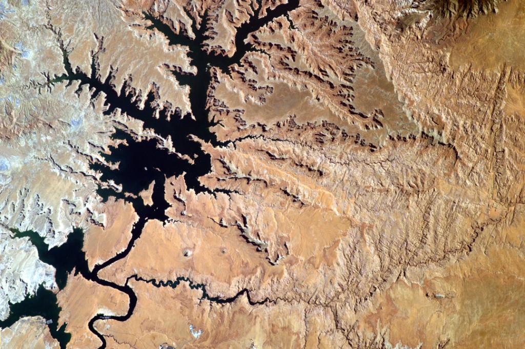 NASA's tweet photo. Lake Powell and the border of Utah &amp; Arizona, captured from the @Space_Station's EarthKAM: https://t.co/108sGhwiaQ https://t.co/5JmCoOHxor