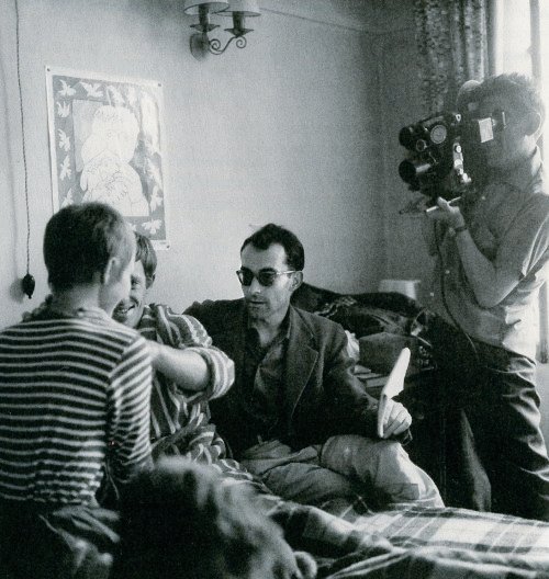 EvaArriagaD's tweet image. 🎬 Jean-Luc Godard dirigiendo, junto a Raoul Coutard, a Jean-Paul Belmondo y a Jean Seberg en 'À bout de souffle'.
