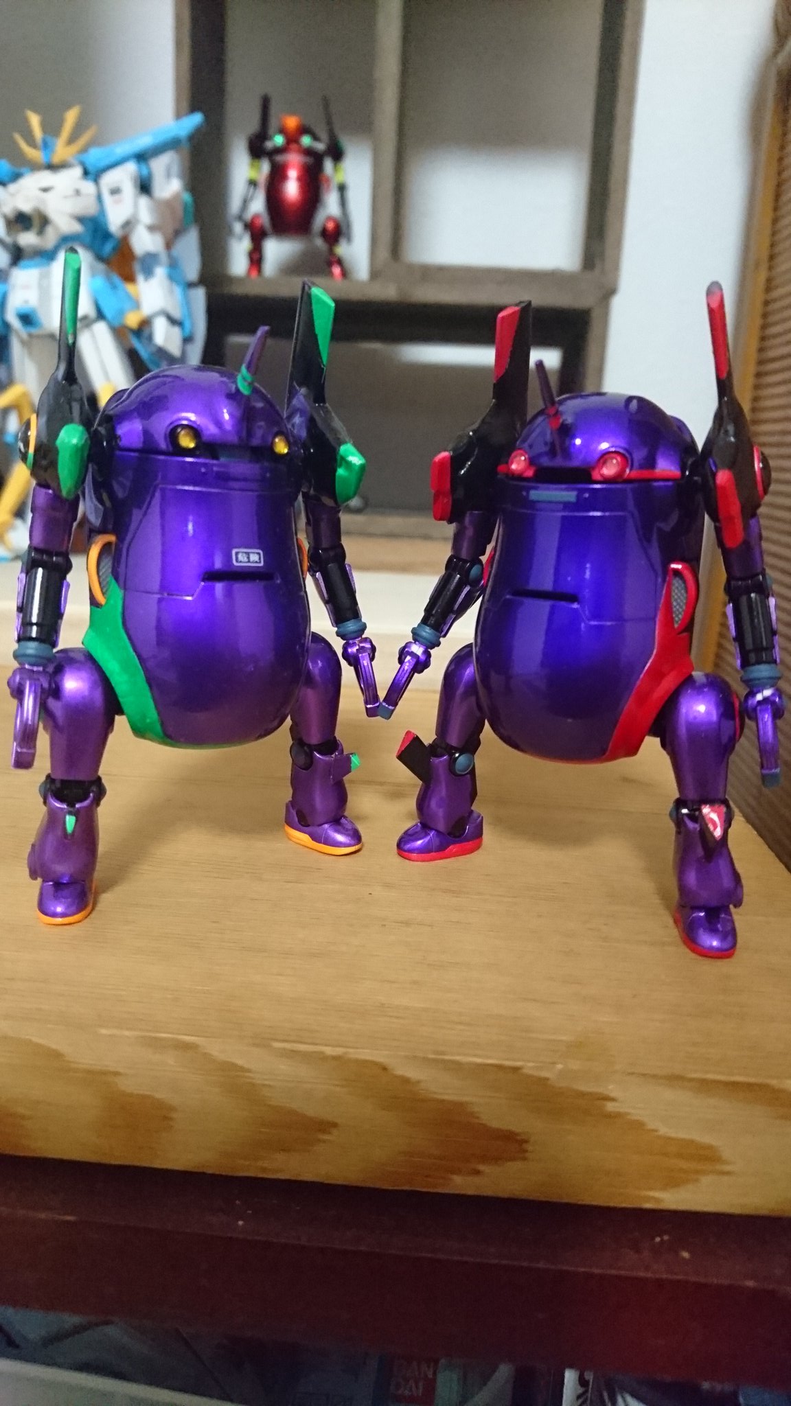 ｾﾞｯﾄとうちゃん 左 クリアパープル ガイア 右 クリアバイオレット クレオス の違い 後はタッチアップ デカールだー メカトロウィーゴ エヴァンゲリオン ハセガワ