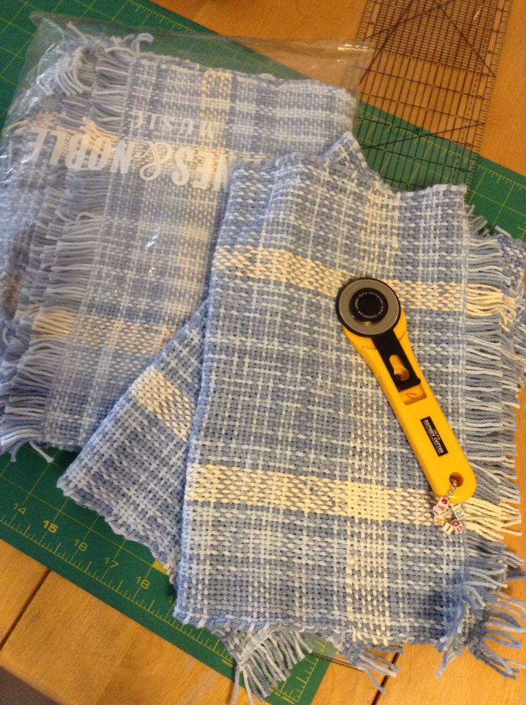kiniacat's tweet photo. I won the #ThreadChicken & these last 2 placemats join the 1st 4 I wove many moons ago. #Ravellenics #WIPWrestling https://t.co/7DzhisD3WX